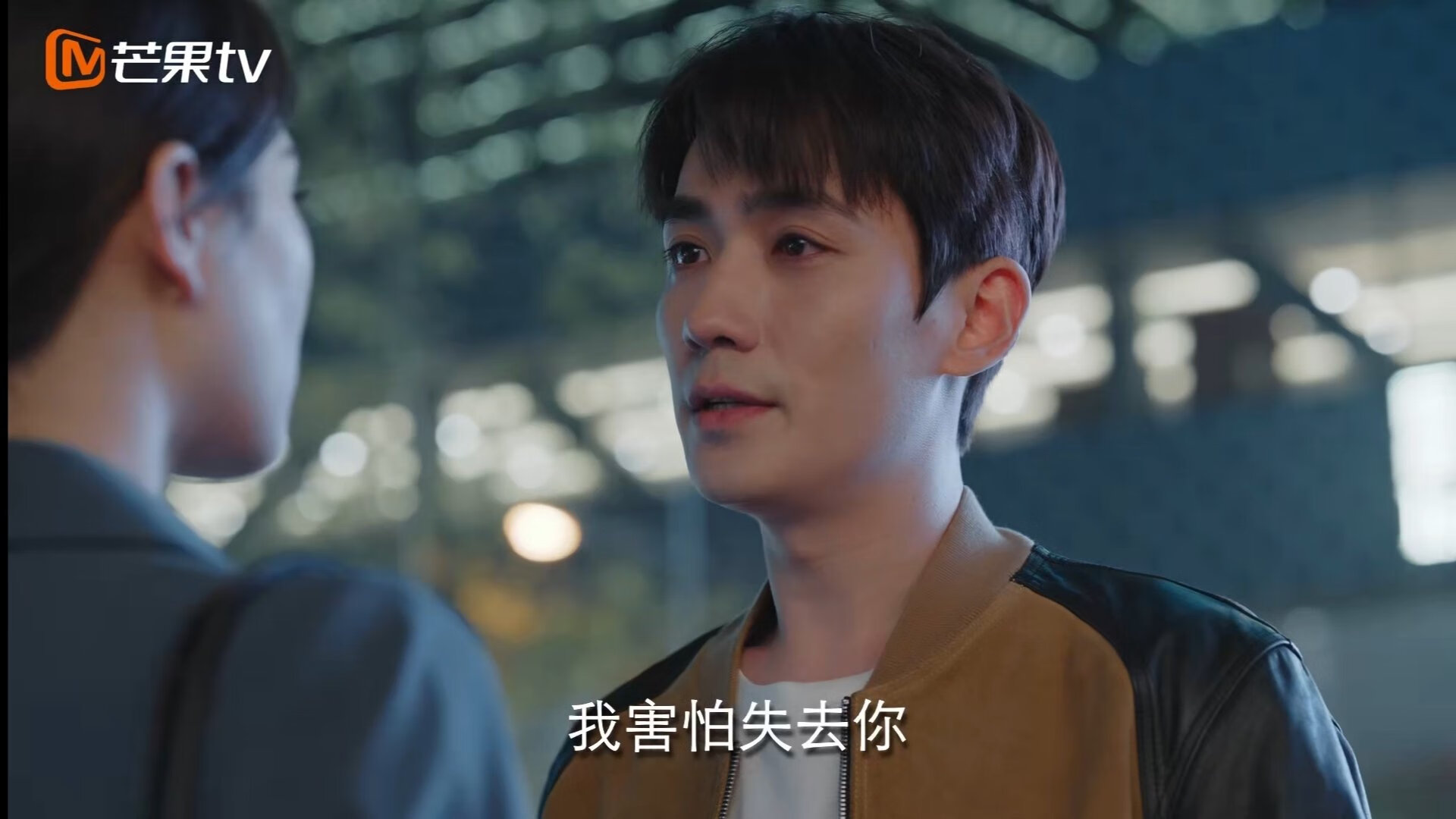 kaiyun.com-东契奇对决库里控卫之争再起，库里与东契奇拥抱照片